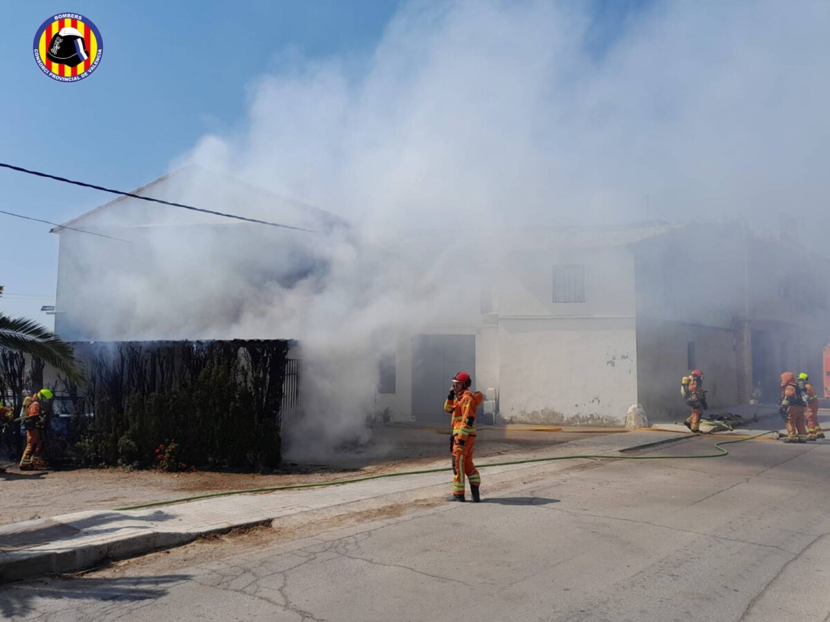 Incendio de un coche en el aparcamiento de una casa en Almàssera